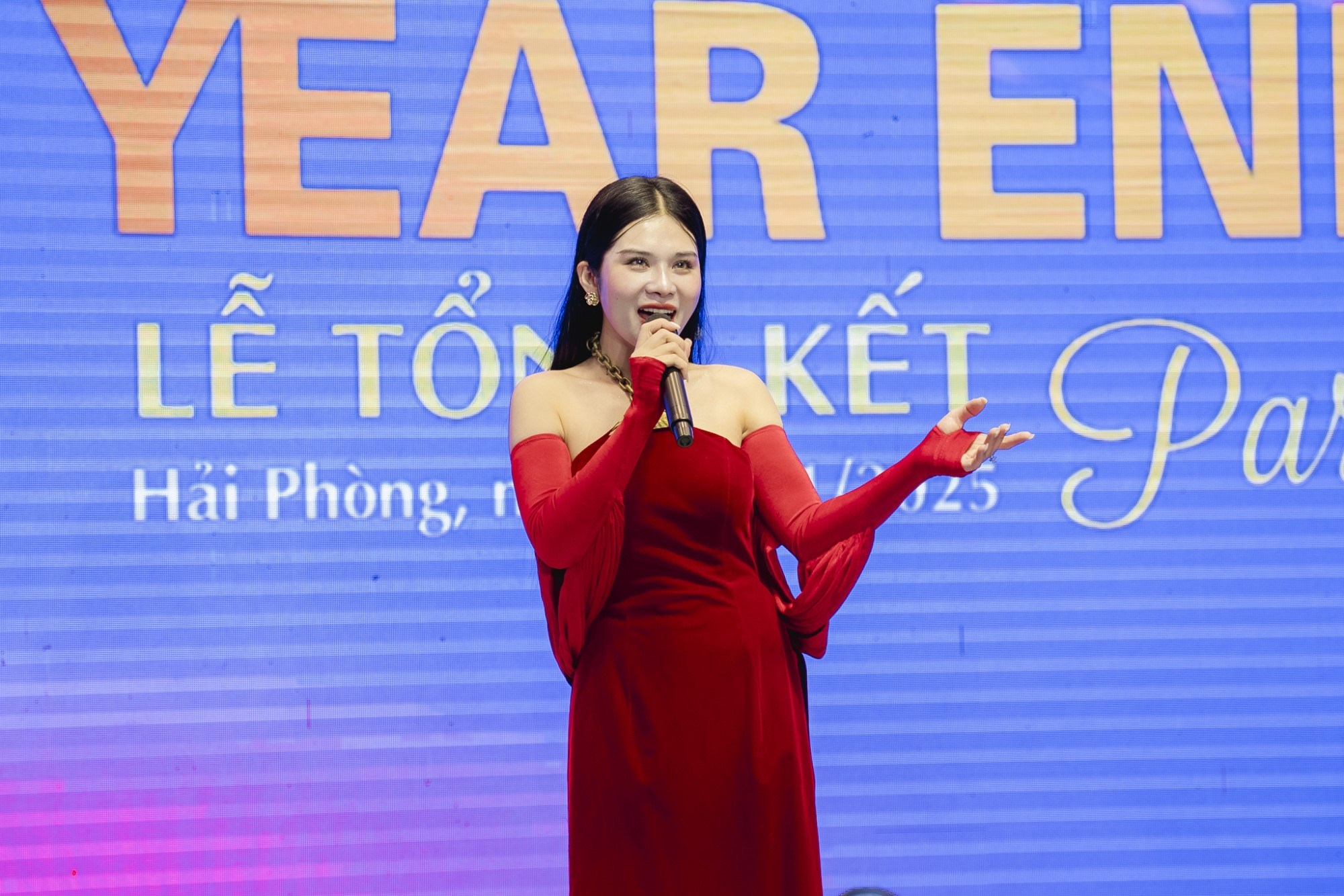 Nữ ca sĩ Khánh Ngọc biểu diễn tại chương trình